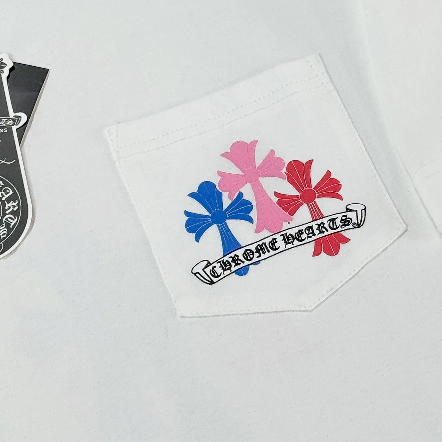 P180 Chrome Hearts Chrome Hearts 25 high version. The fabric is made of 300 grams of high-density pure cotton. It does not deform or shrink. It has three labels. It is the same style for men and women. Technology: suede foam printing. Color: white black. SIZE: S-XL.
